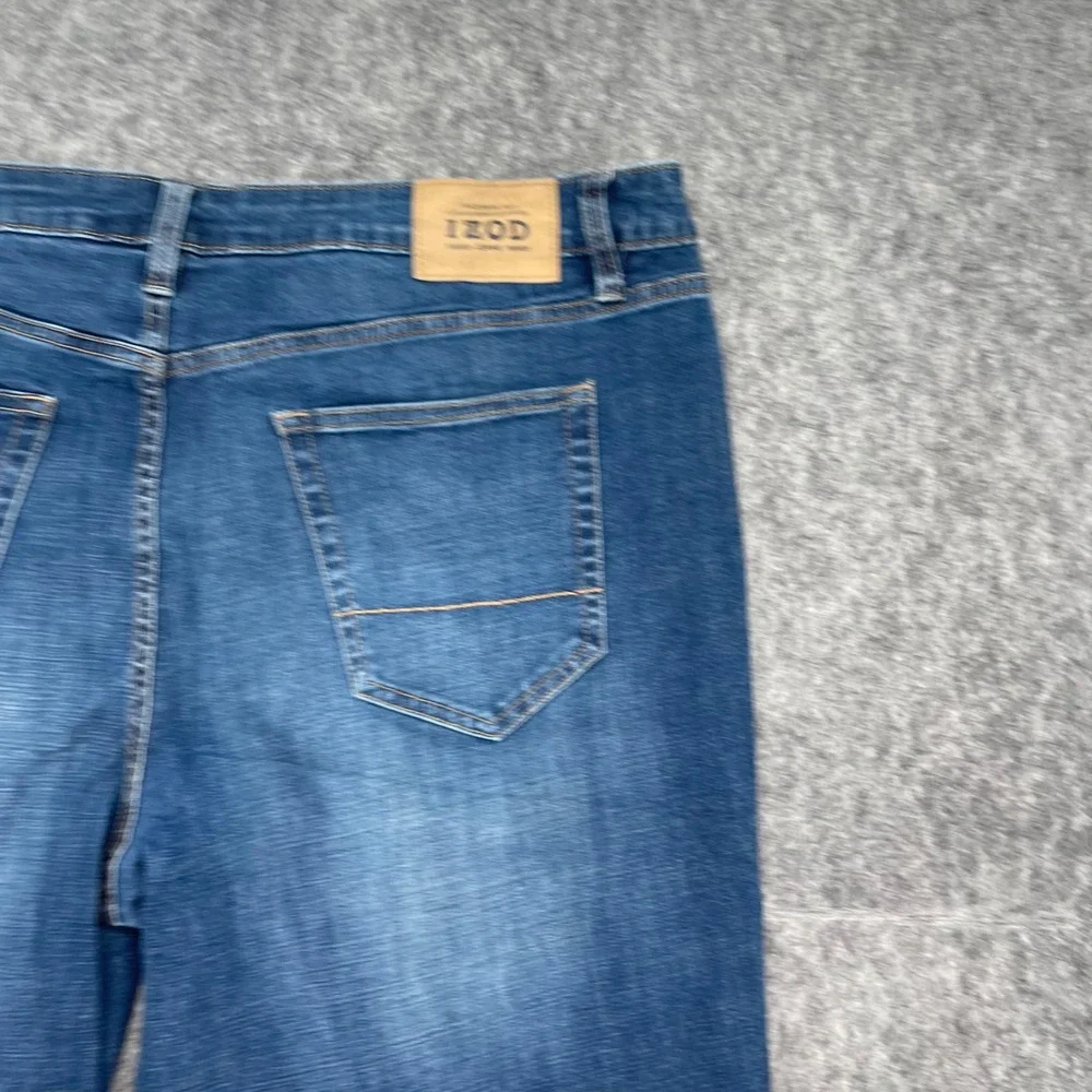 IZOD Jeans Mens 40x30 Comfort Stretch Straight Fit Medium Wash Blue Denim